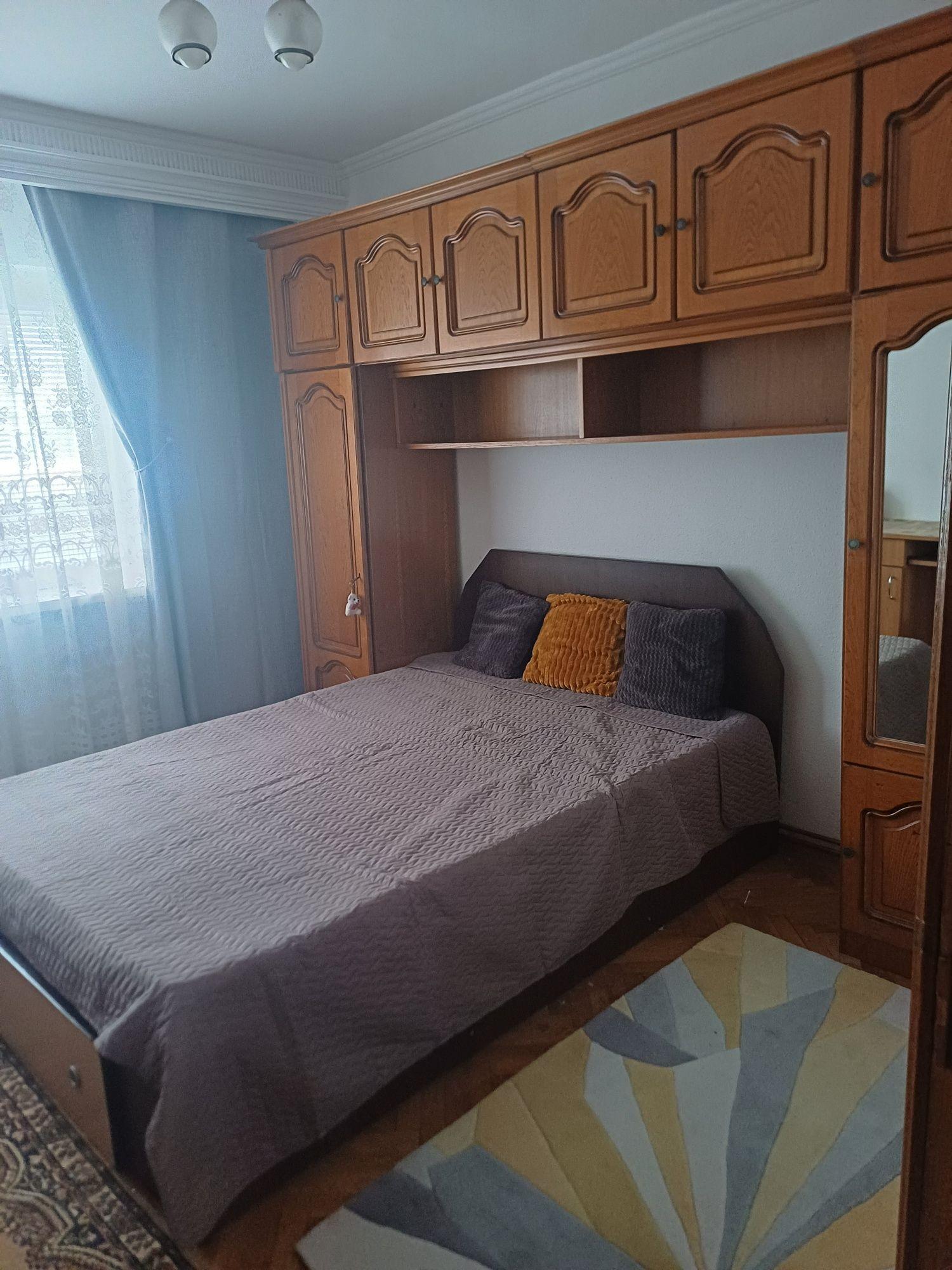 Inchiriez apartament 3 camere decomandat , confort 1, etaj 1/4, Pitesti , zona centrala.. De preferat eleve / studente.