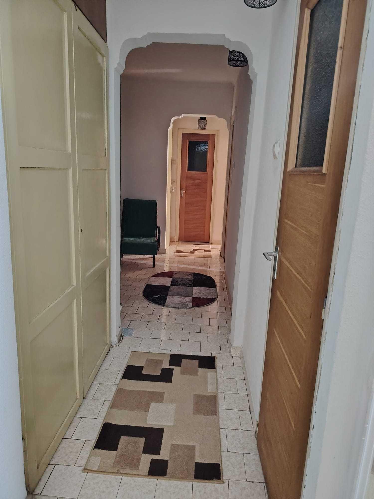 Închiriez apartament 3 camere