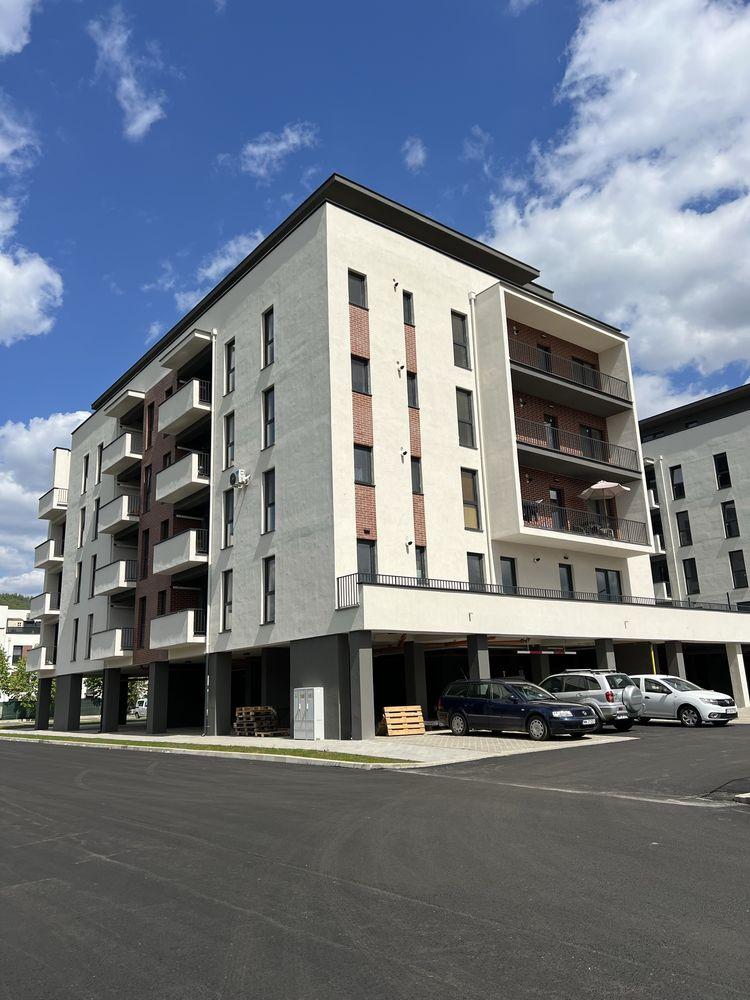 Inchiriez apartament cu o camera 43 m, geam la baie si bucatarie separata,loc de parcare sub bloc , zona linistita in bloc nou 2026 - imagine 1