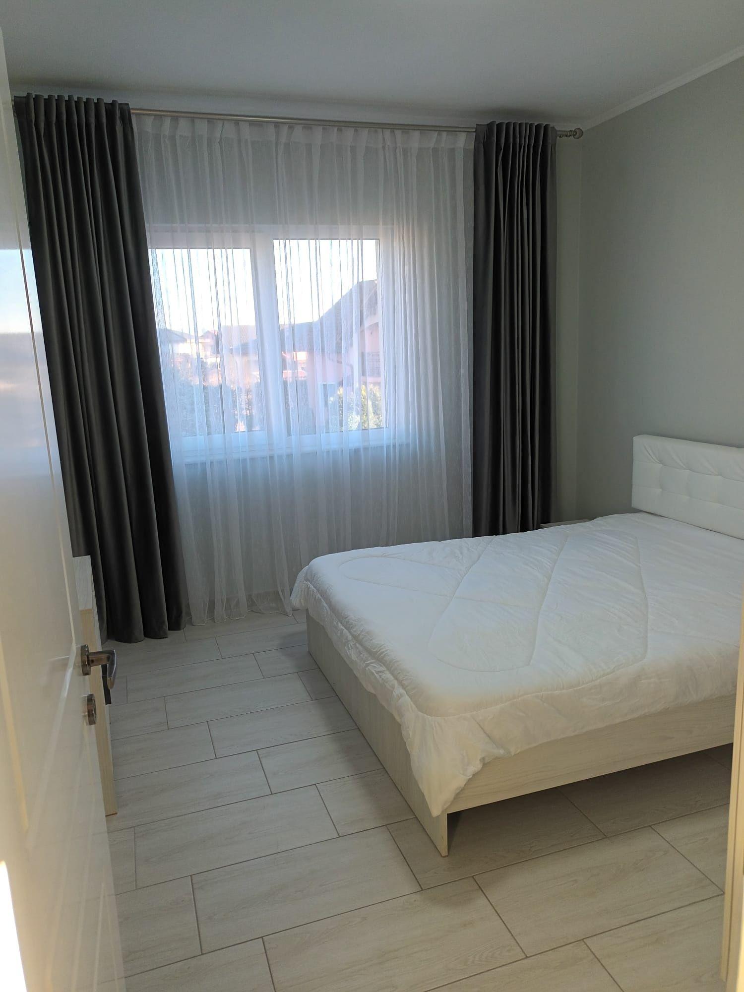 Închiriez apartament : 3 camere,bloc nou,