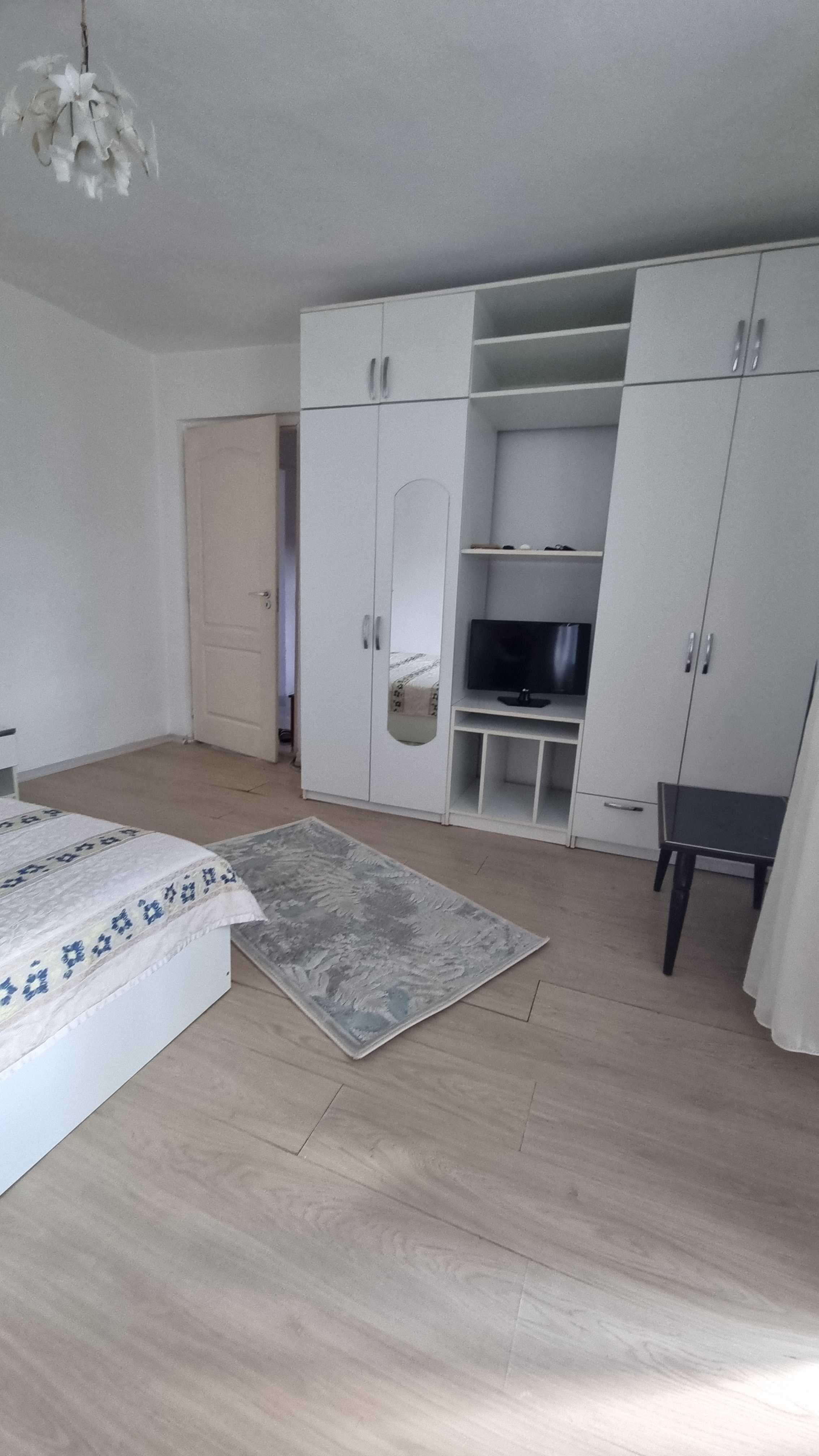 Închiriez apartament cu 2 camere, situat în zona Nord a orașului, lângă Liceul Pedagogic