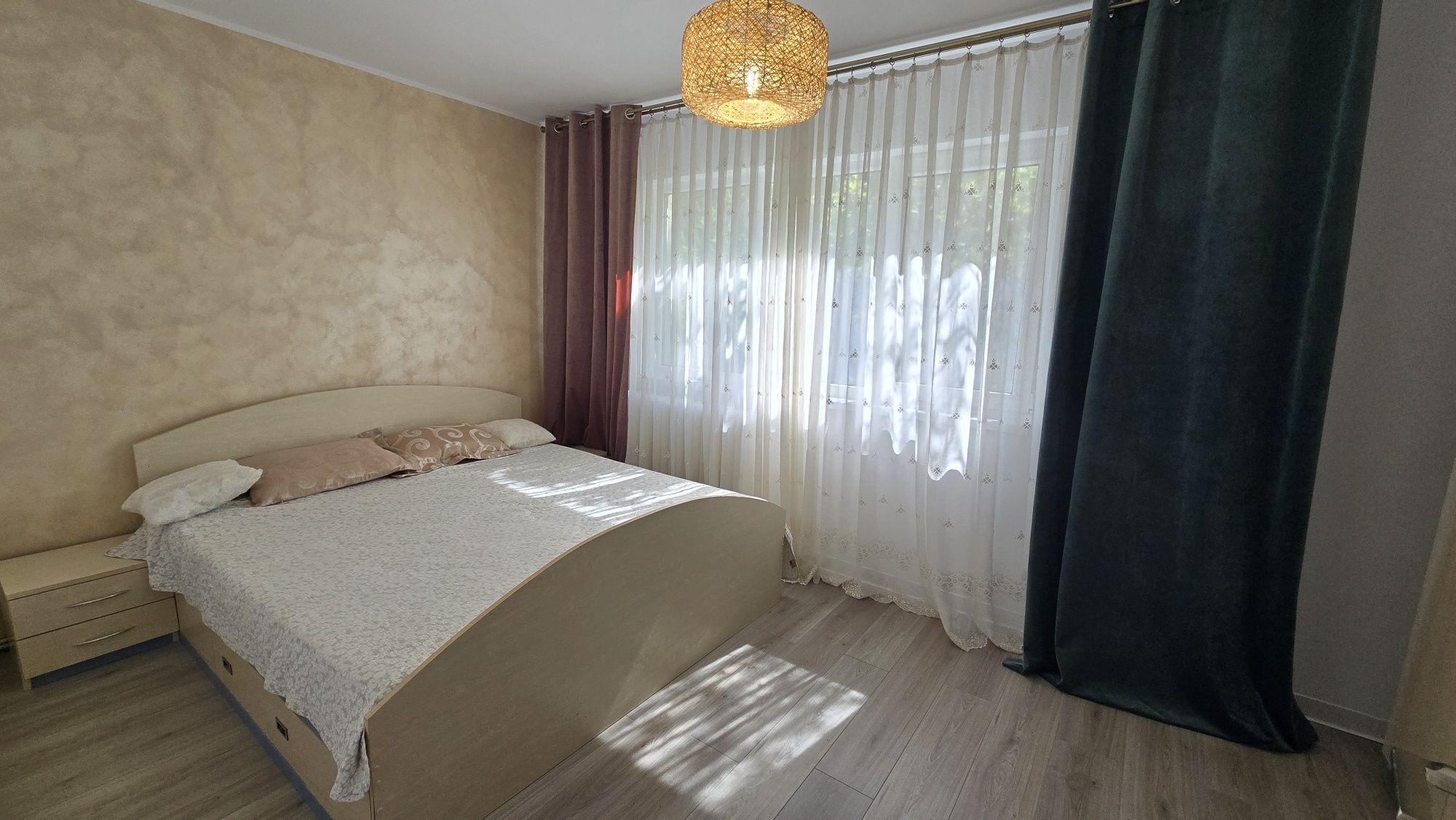 Inchiriez apartament 2 camere etaj 1 zona Cantemir podu Rosu Palas