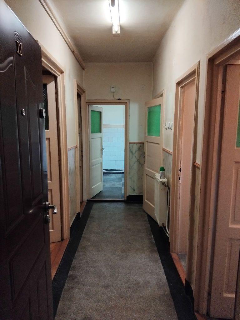 Vând apartament 2 camere decomandat,etaj 2 din 2.