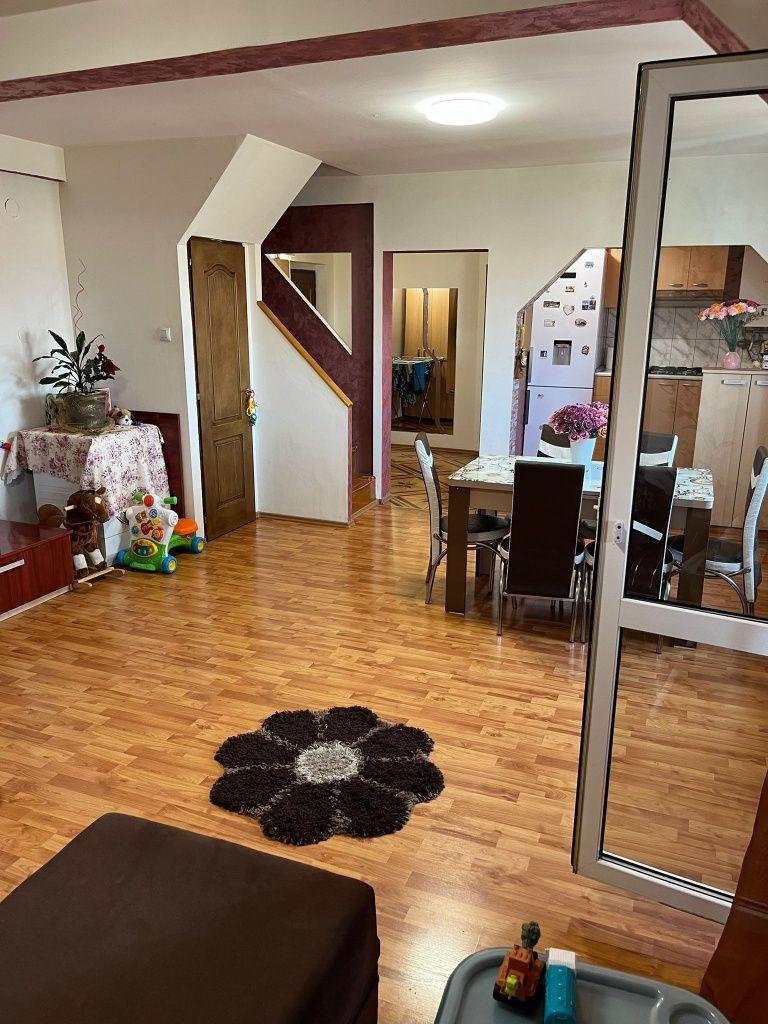Vand Mansarda 3camere situata in zona Mihai Viteazu, Cedoniaan. Mobilata utilata si intabulata.