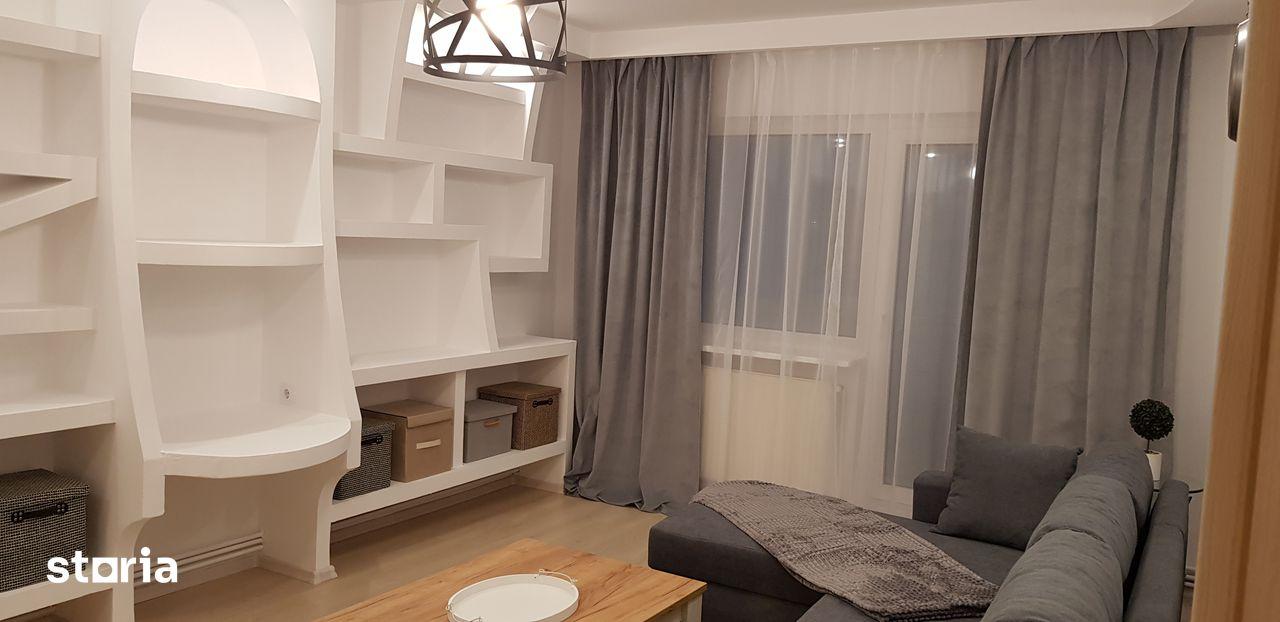 Proprietar, inchiriez apatament 3 camere Strand, etajul 1, central