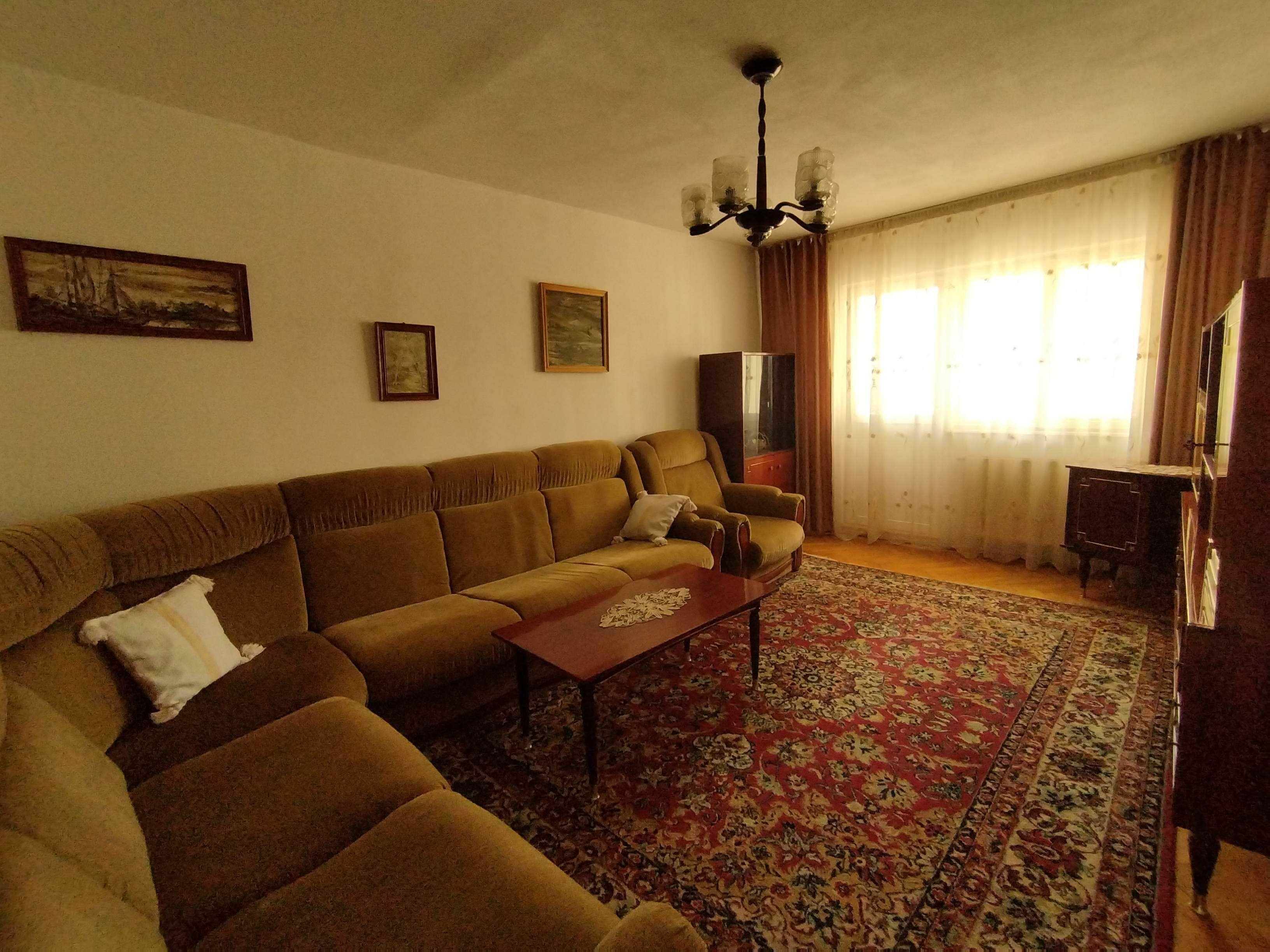 Inchiriez pe termen lung, apartament 3 camere decomandate in cartierul Strand, la 15 minute de Universitate