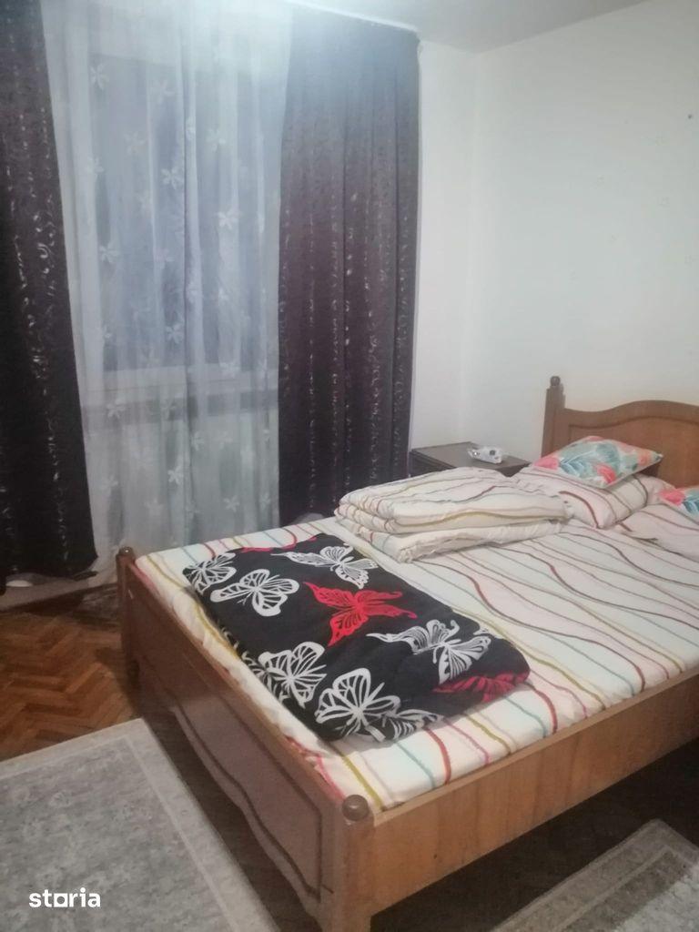 Inchiriez apartament cu 3 camere lângă Liceul Petru Rares.
