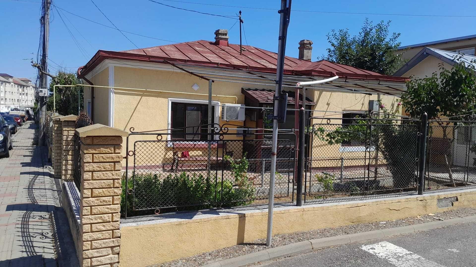 Vând casă bătrânească cu curte in BOTOSANI - imagine 1