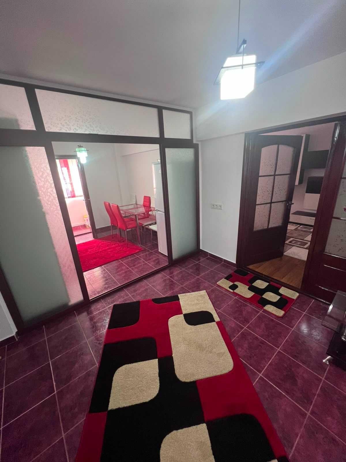 Ofer spre închiriere pe termen lung apartament cu 3 camere decomandat situat la parter, în zona Galeria Mall, Piatra Neamț