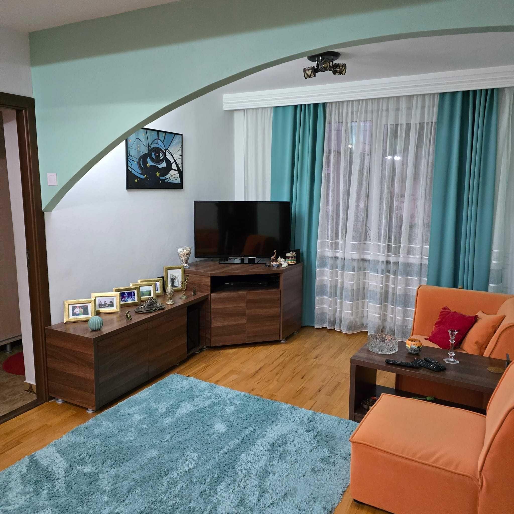 Inchiriez Apartament ultracentral 3 camere (modificat din 4 camere) - imagine 1