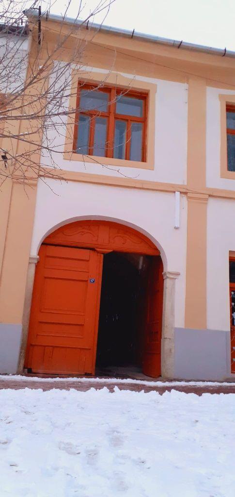 Garsonieră la casă în centrul orașului Bistrița - imagine 1