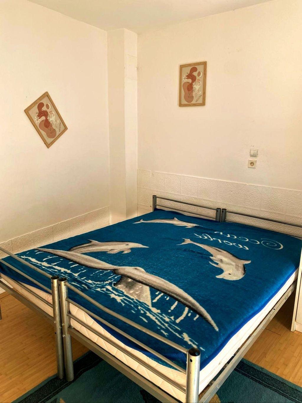 Dau in chirie garsonieră mica pt doua persoane , 100 euro pe luna. Plus cheltuieli .Se percepe garantie o luna de chirie - imagine 1