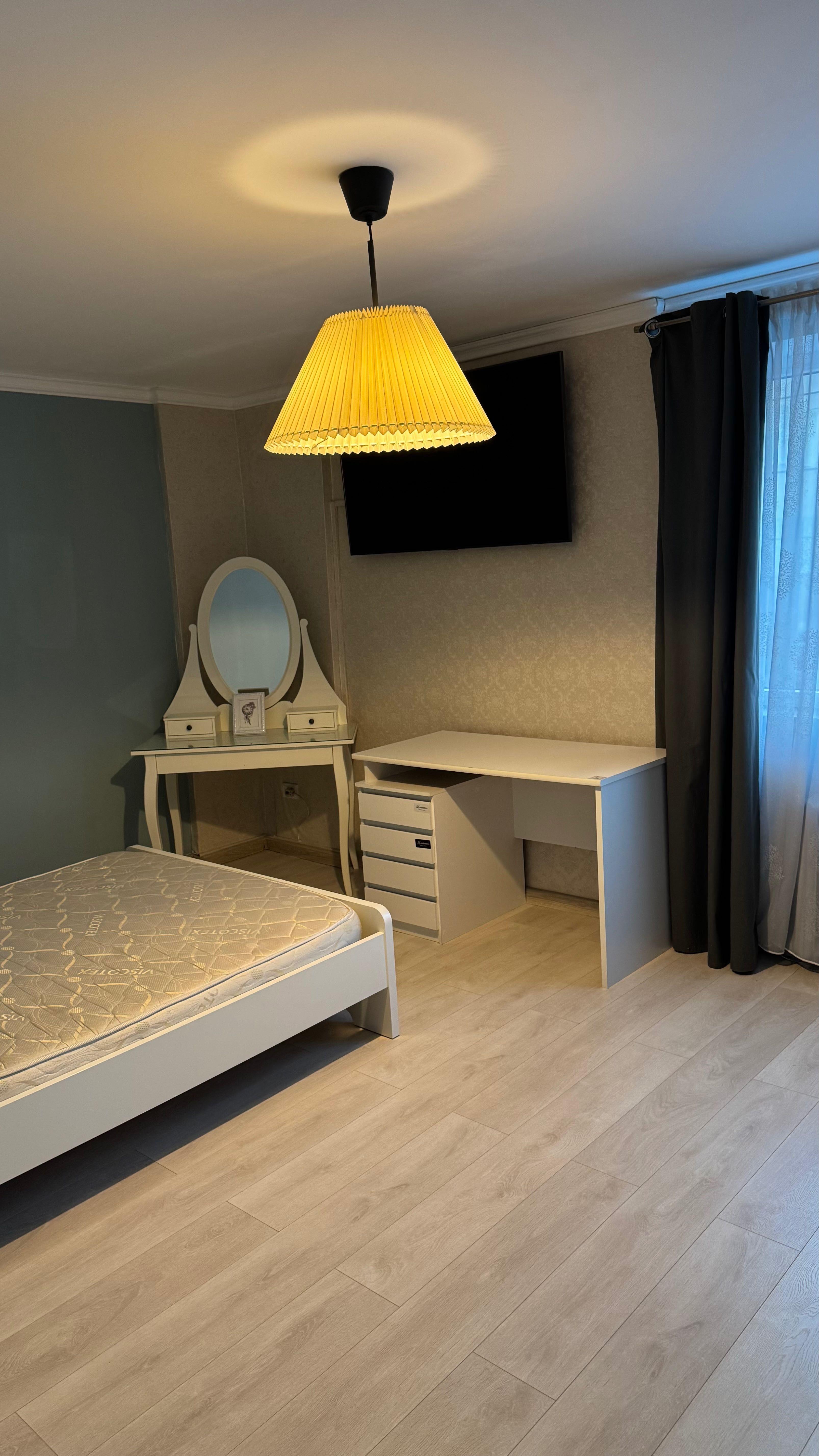 Inchiriez apartament cu 3 camere zona semi centrala