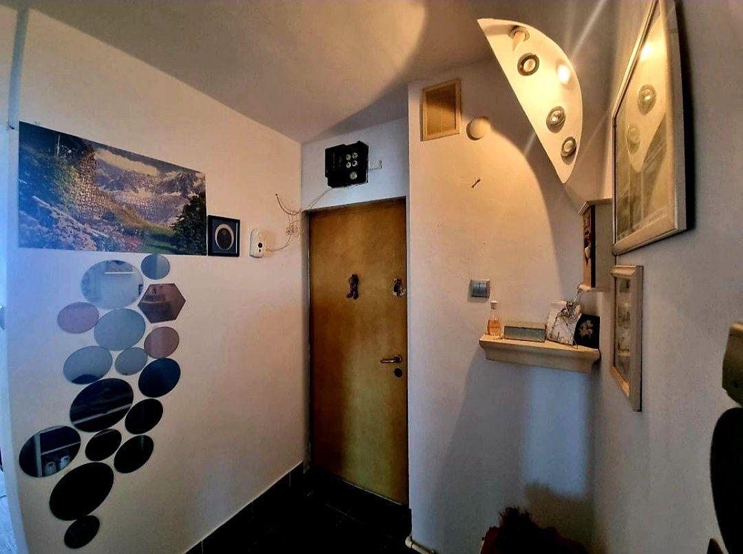 Vând apartament cu doua camere.