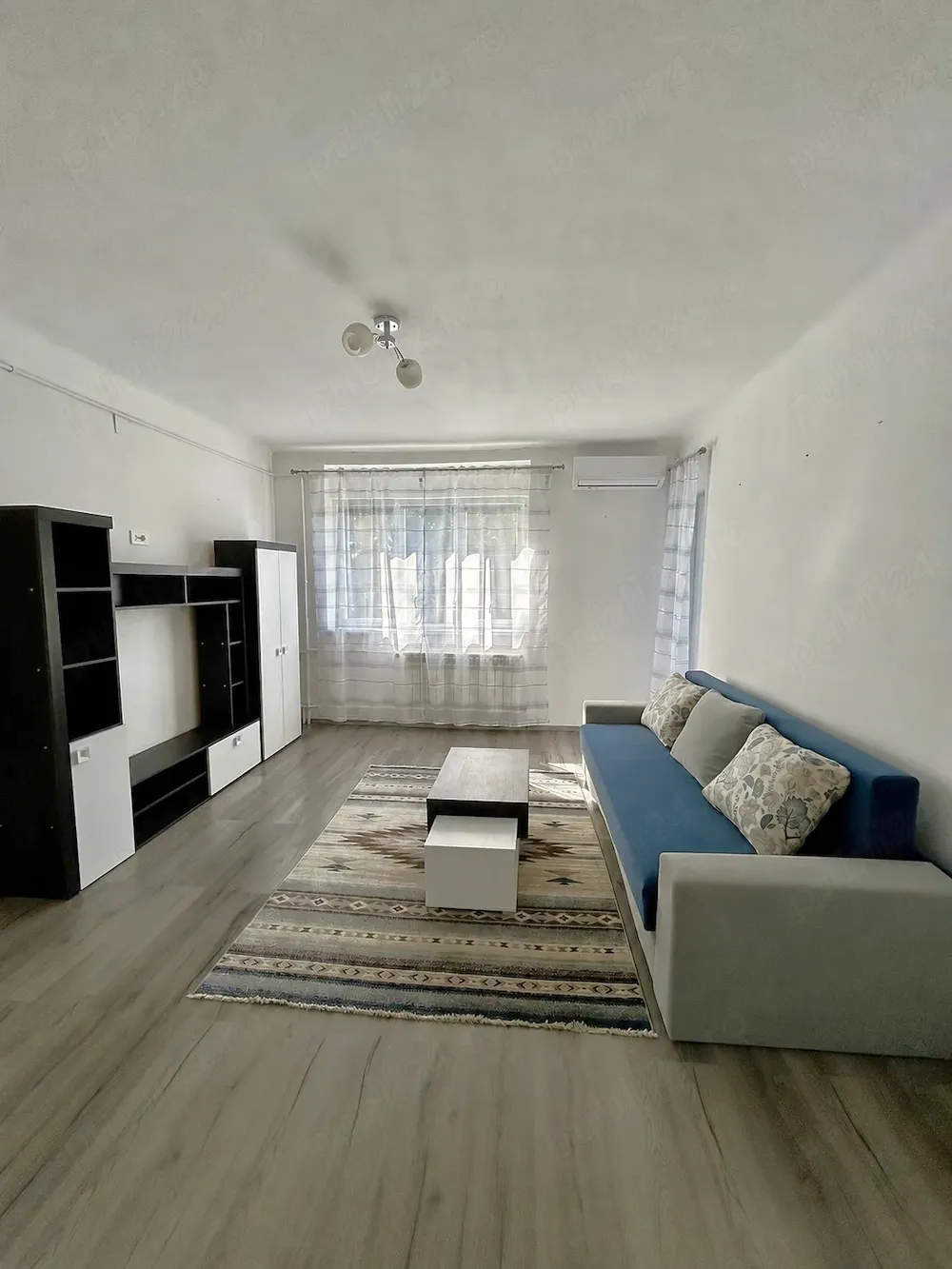 Închiriez apartament 2 camere ultracentral (Parc Petőfi), mobilat, aer condiționat