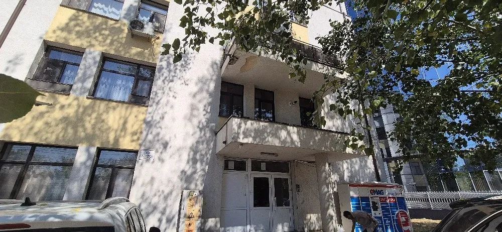 Inchiriez ap 2 camere et 1 in spate la Granit