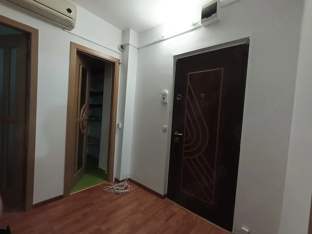 De vânzare apartament 3 camere Micro 17