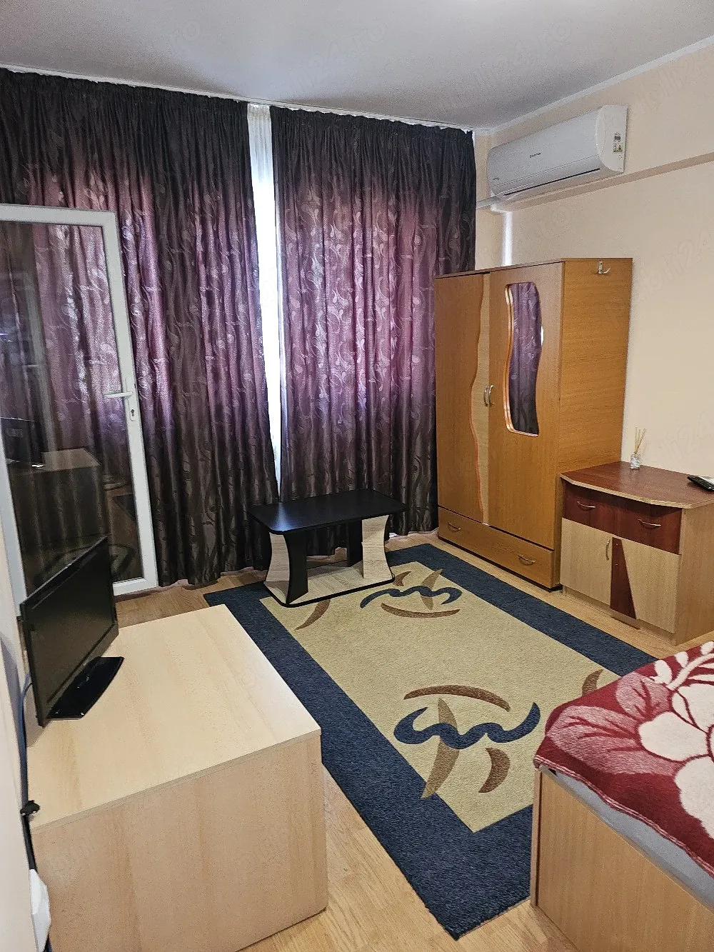 închiriez apartament cu o cameră.