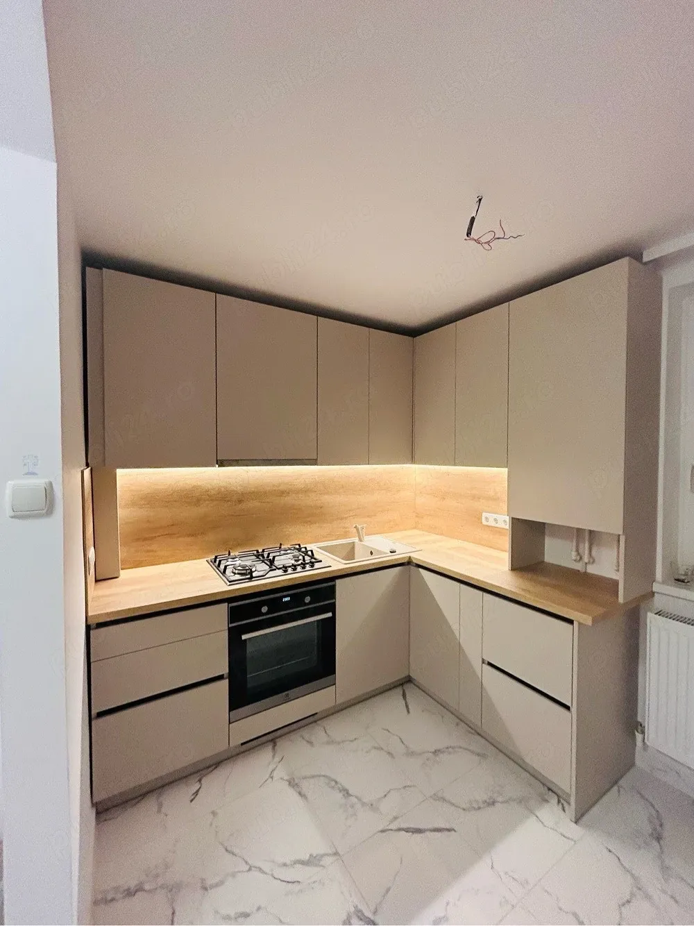 Apartament 2 camere COMPLET RENOVAT, mobilat și utilat, parcare rezervată - Micro 14 - imagine 1