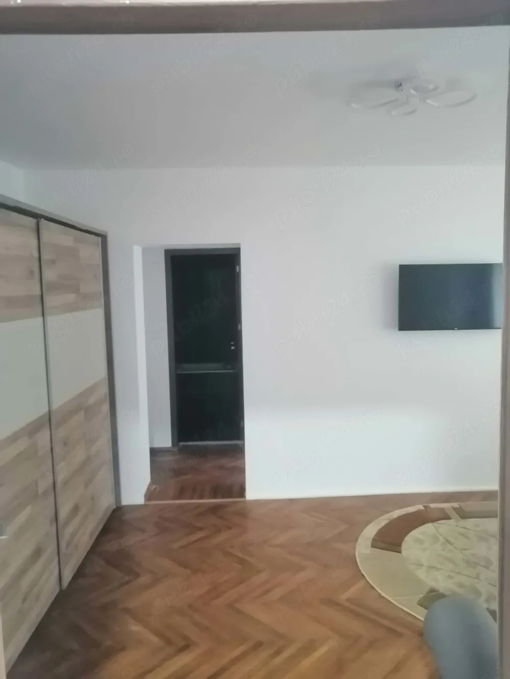 Închiriez apartament zona centrală .