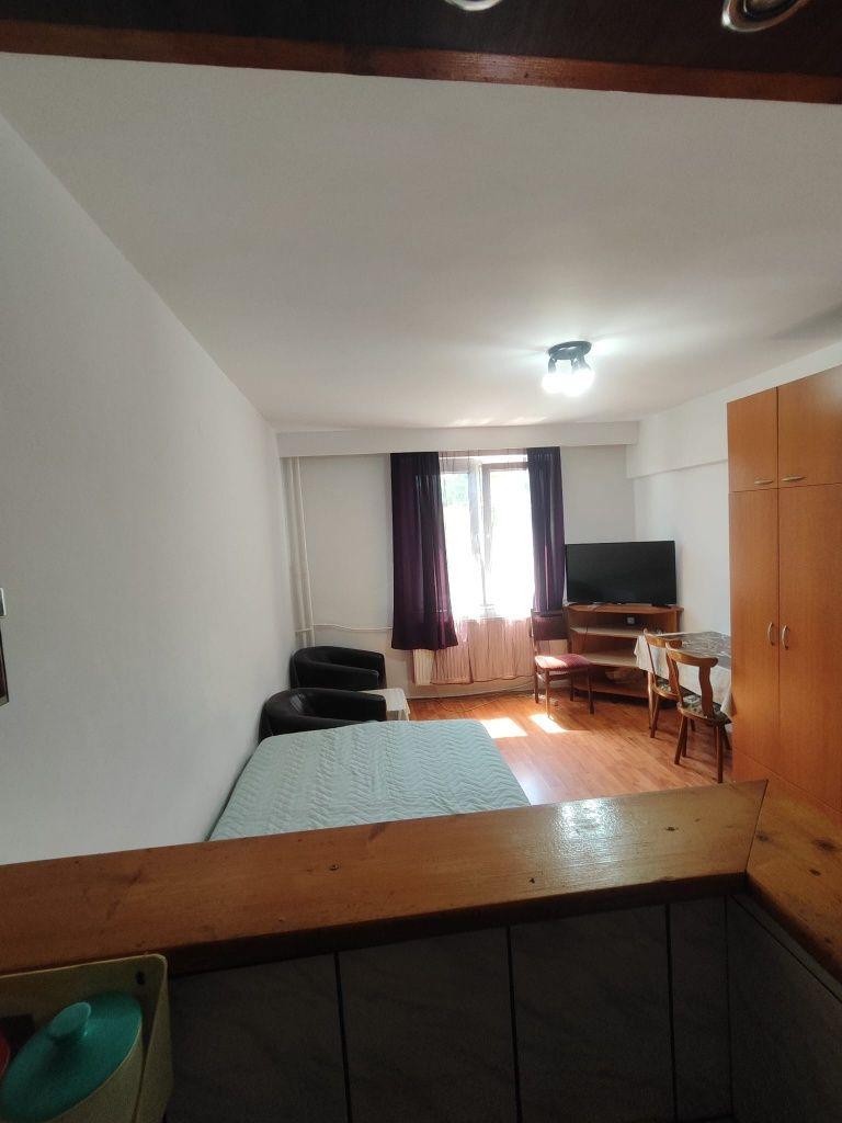 Persoana fizica vând garsonieră 21 mp + garaj de tabla + spatiu depozitare