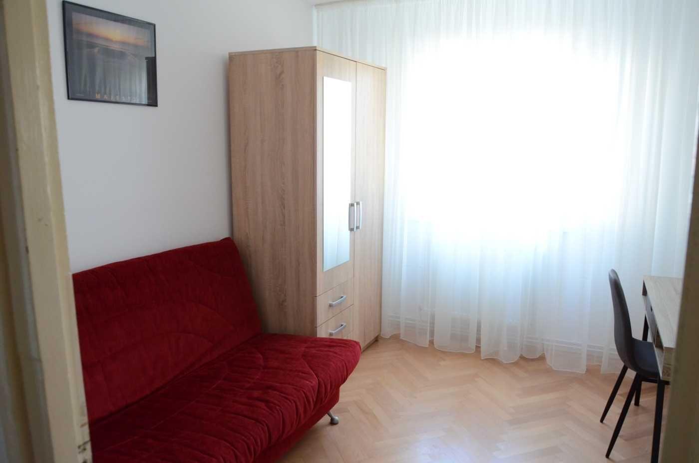 Închiriez cameră in apartament 4 camere pentru o fată (studentă / elevă)