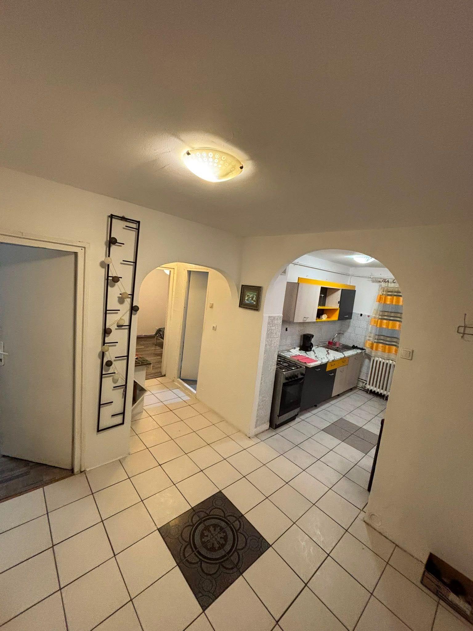 Închiriez o cameră intr-un apartament cu 3