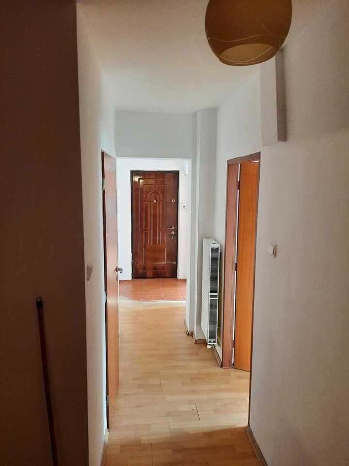 Camera disponibila in apartament de 3 camere  pentru un baiat
