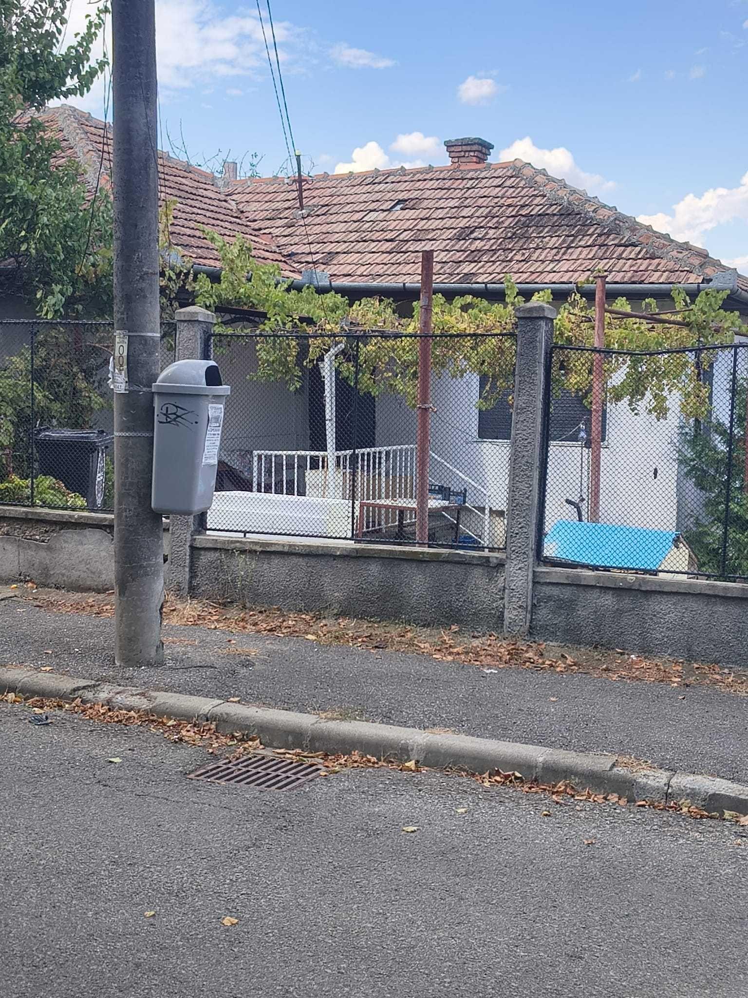 Dau in chirie casa veche cu garaj si teren - imagine 1