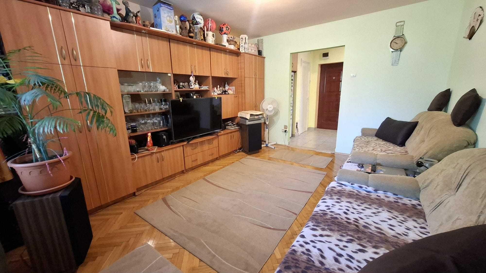 De vanzare Apartament cu 3 camere - imagine 1