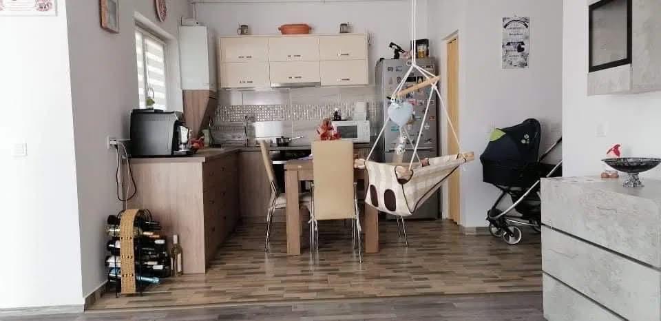 Închiriez apartament 2 camere + loc de parcare