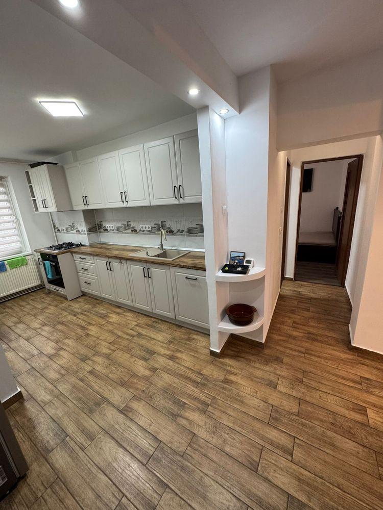 Inchiriez apartament 3 camere decomandat 7 noiembrie