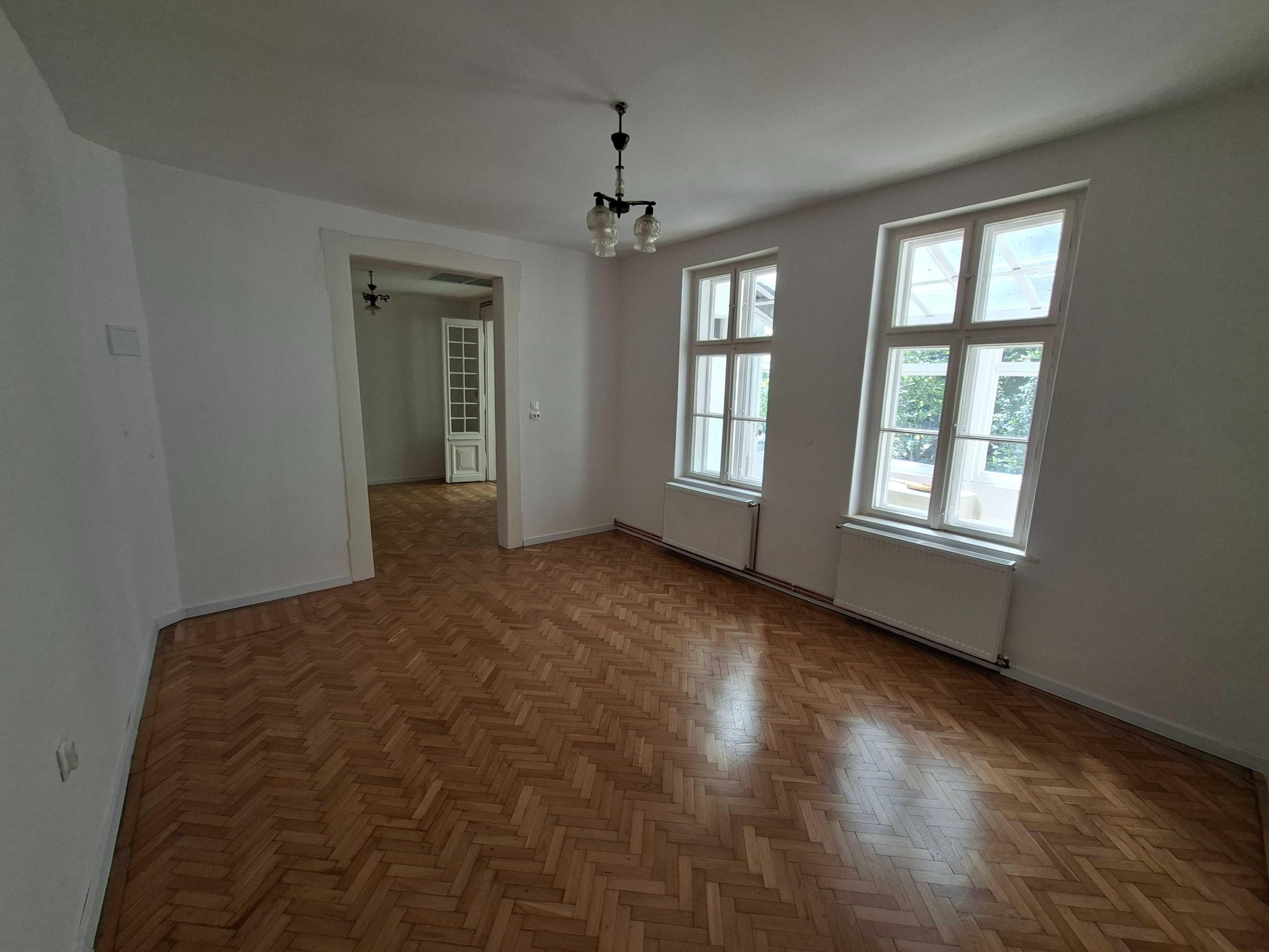 Închiriez casă cu 2 camere, curte proprie, acces auto – zona Centrală