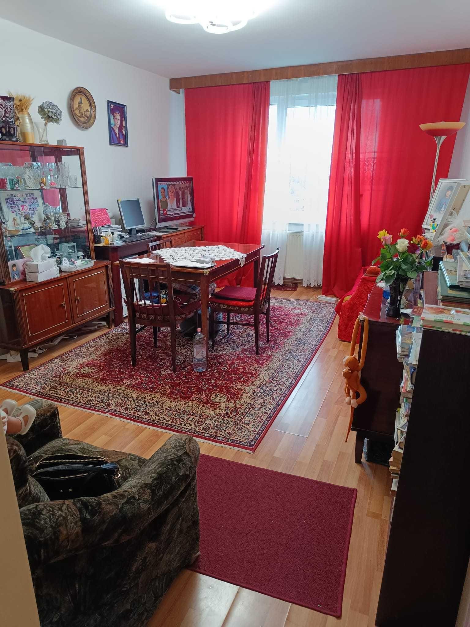 Apartament 3 camere etaj intermediar, ct, boxa pe etaj, beci, bloc izolat, Astra Brasov 112.000 euro