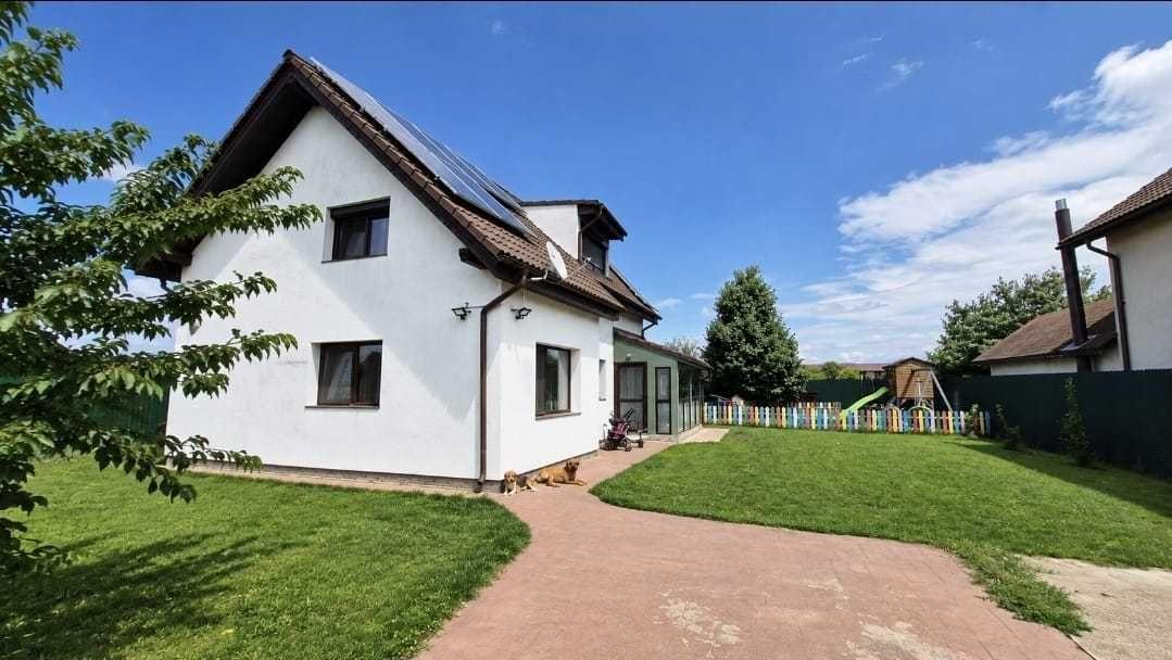Casă individuală Hărman, Brașov – 117 mp, teren 600 mp, 2018, fotovoltaice 6 kW, curent trifazat, apă, canalizare, mobilată, comision 0% proprietar