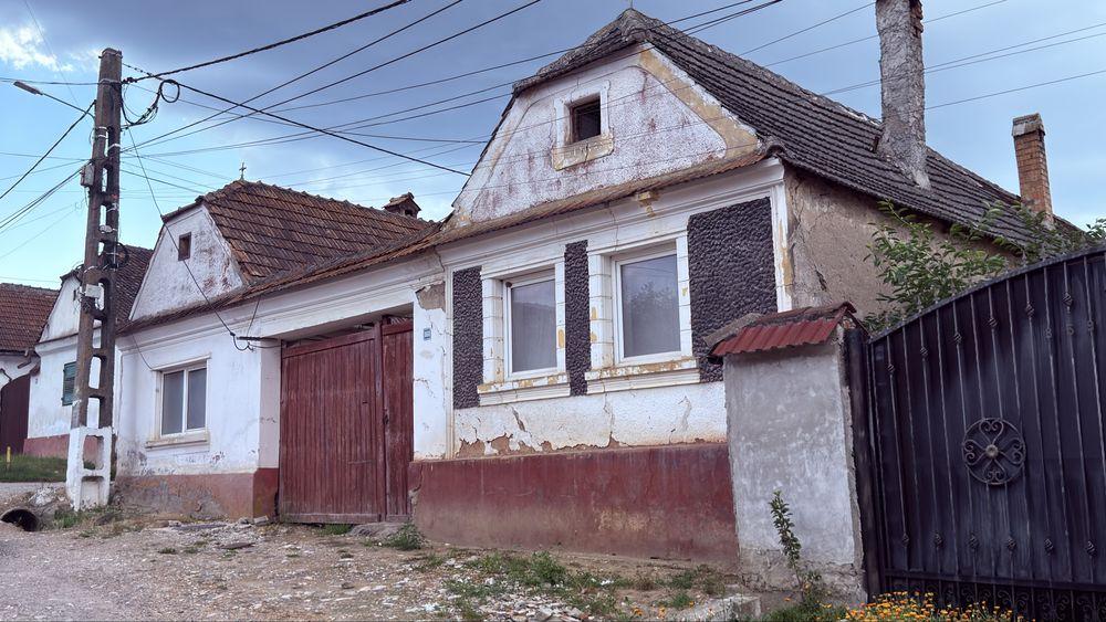 Casă  de vanzare cu două corpuri de locuit și șură mare, aproape de centrul comunei Dumbrăvița, Brașov - imagine 1