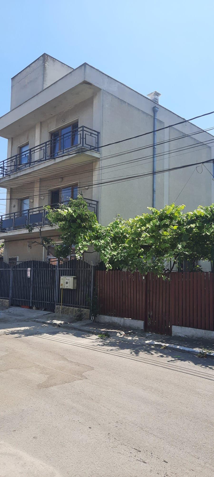 Proprietar vând BLOC / VILA (3 etaje) cu 3 apartamente, mansardă locuibila si terasa, zona Compozitorilor/ Academia Navala - imagine 1