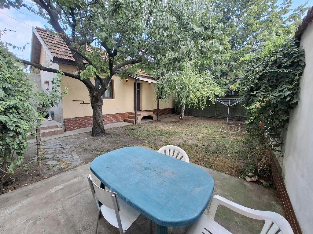 Închiriez garsonieră modernă și spațioasă la curte - imagine 1