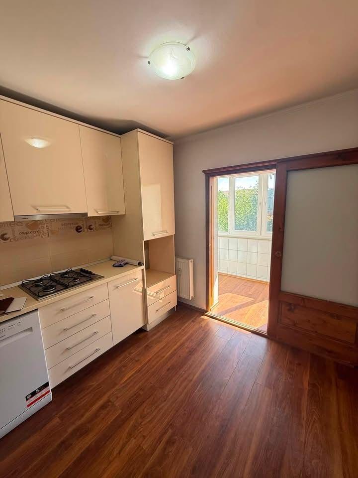 Apartament cu 3 camere , zona Rogerius