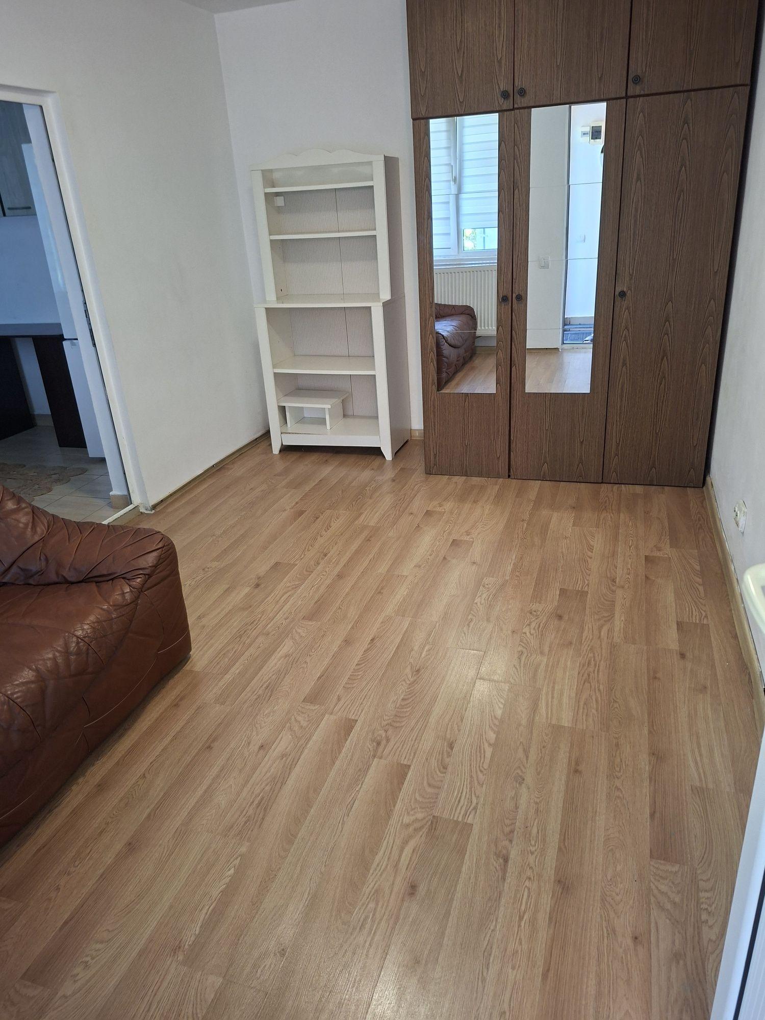 De inchiriat Apt 2 camere la curte S1