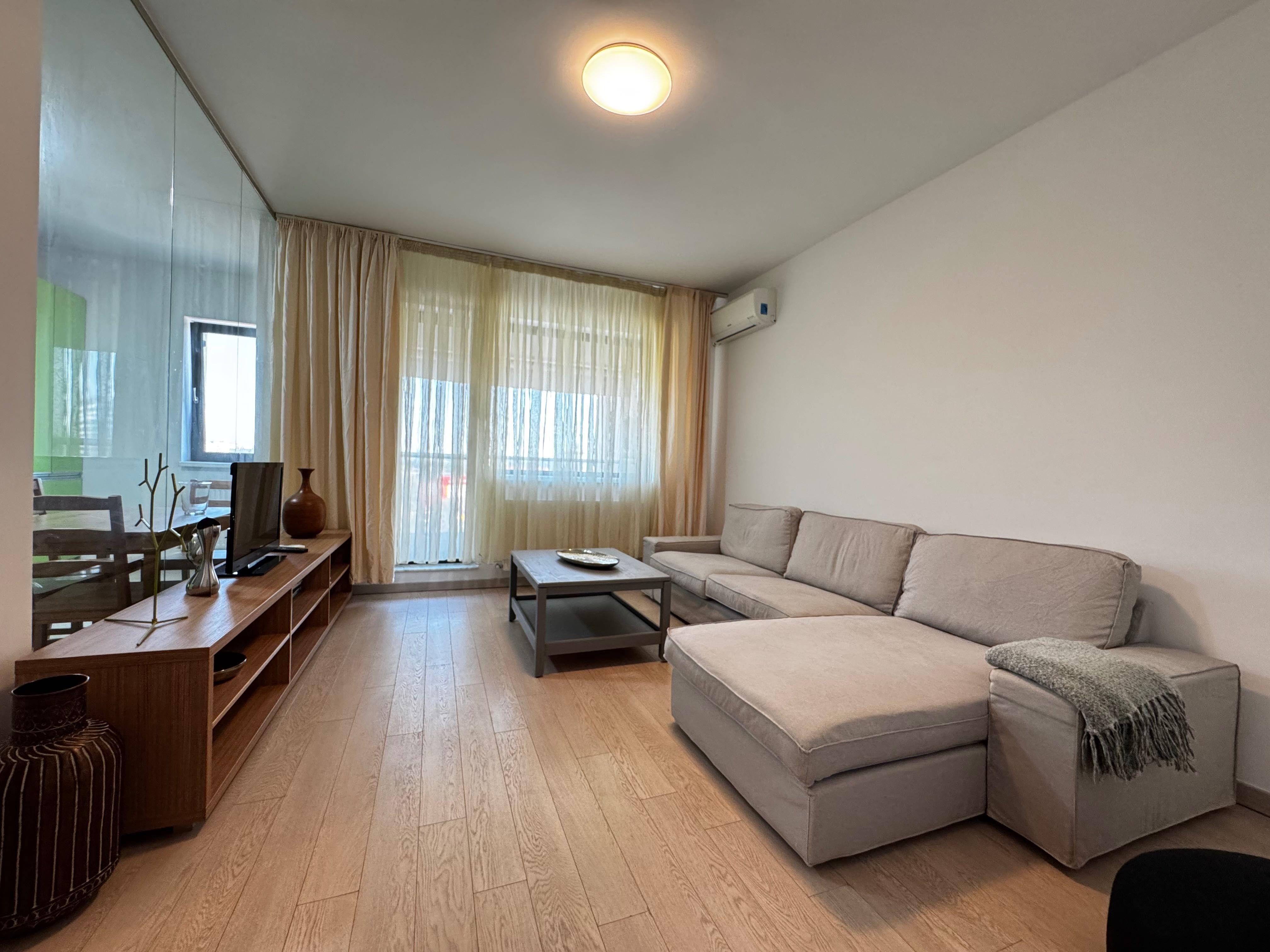 De vanzare pachet imobiliar ap 2 camere, mobilat și utilat, recent renovat ( August ) + 2 locuri de parcare ( suprateran + subteran ) + boxa - imagine 1