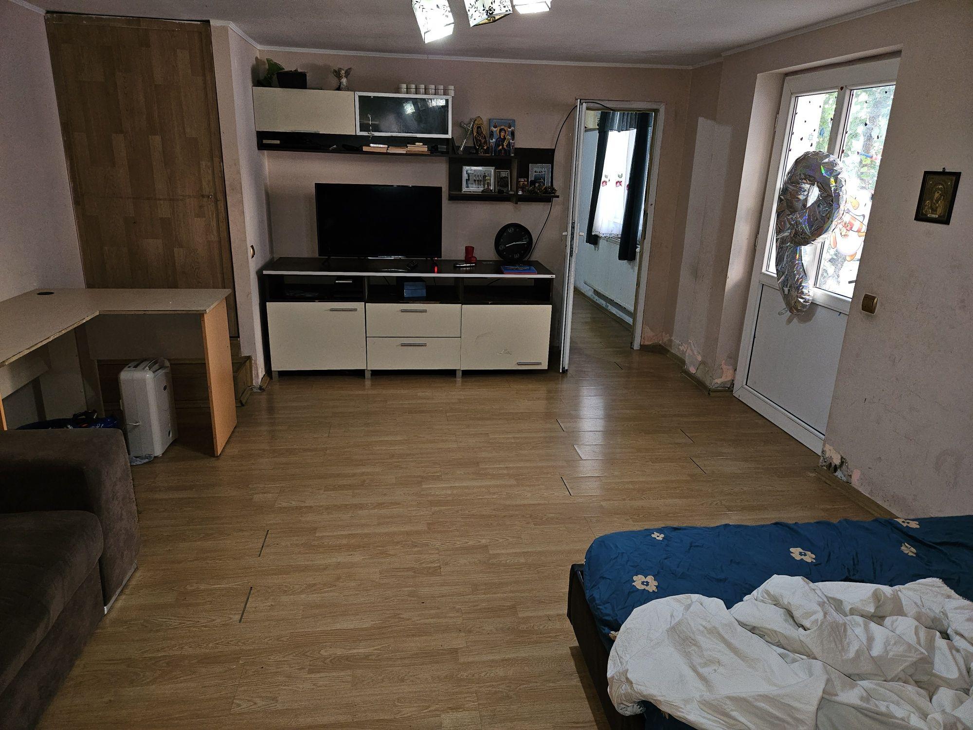 Închiriez 3 camere la curte