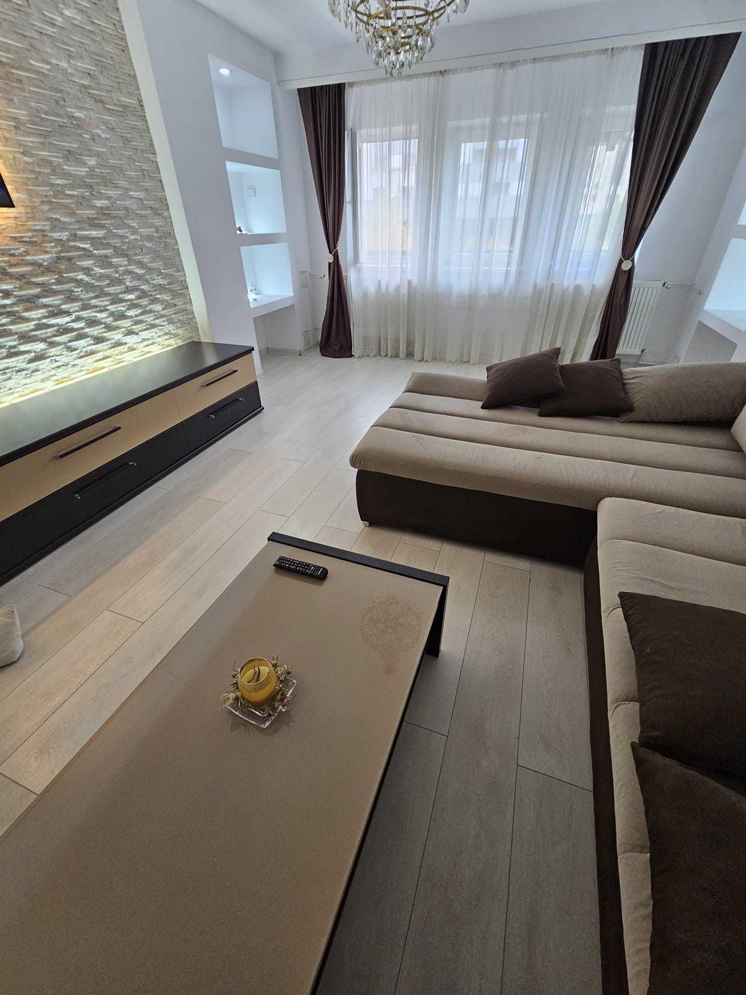 Particular-Inchiriez apartament 3 camere Bd. Decebal