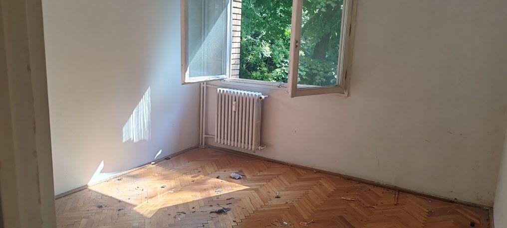 Disponibil pentru închiriere apartament 3 camere zona Costin Georgian