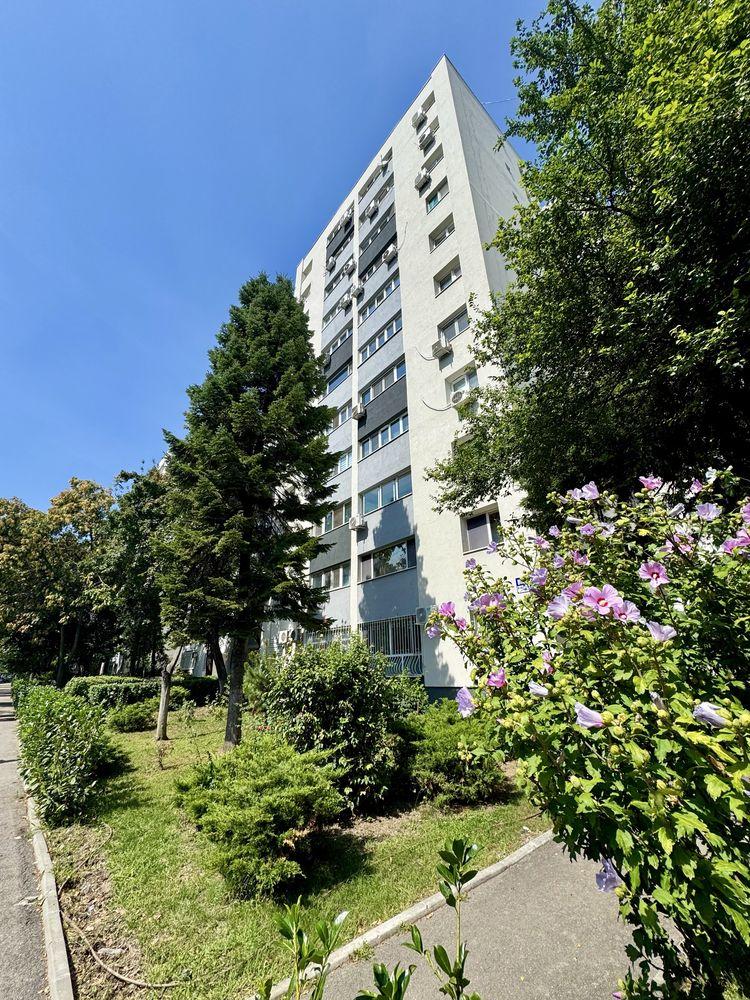 3 camere pe B-dul Tineretului - vis-a-vis parc