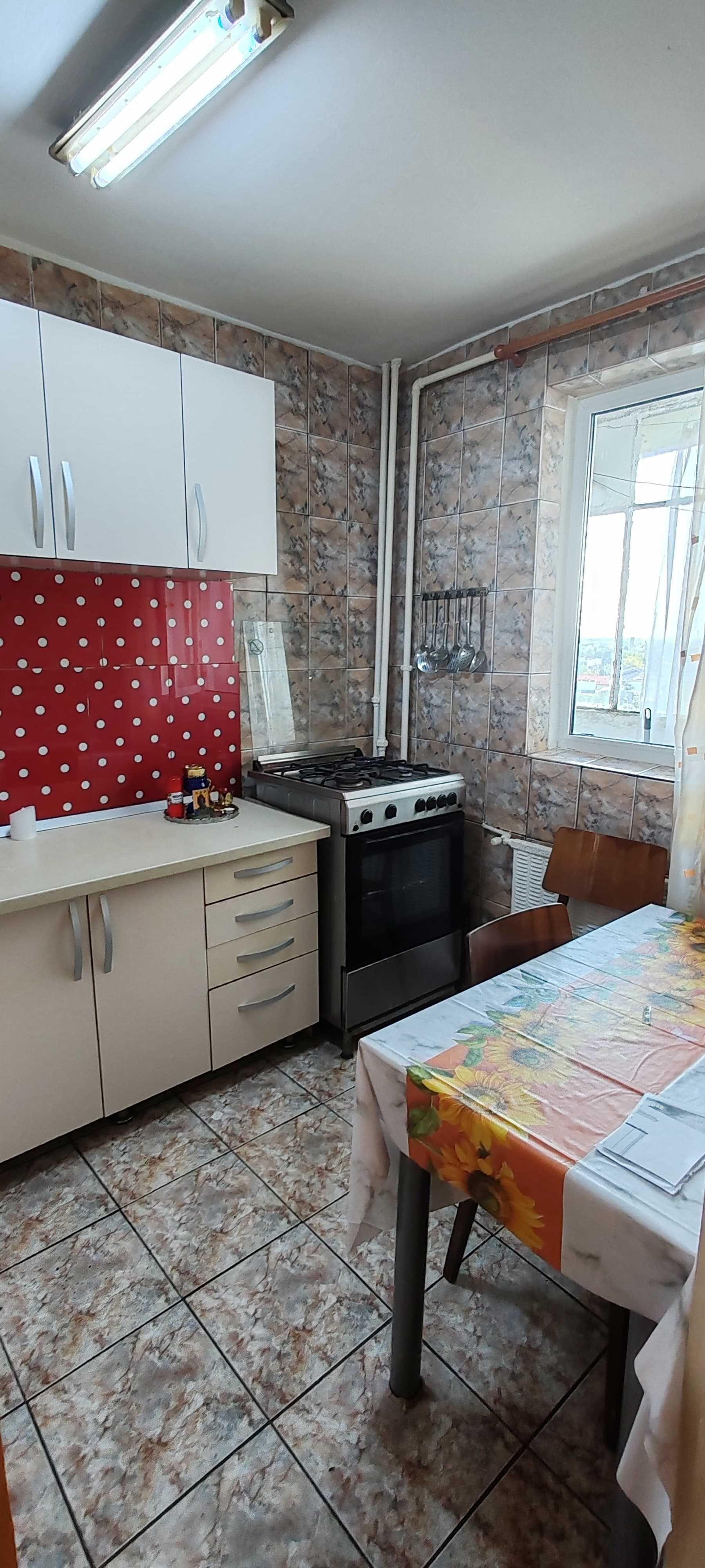 Vand apartament 3 camere Baciului decomandat