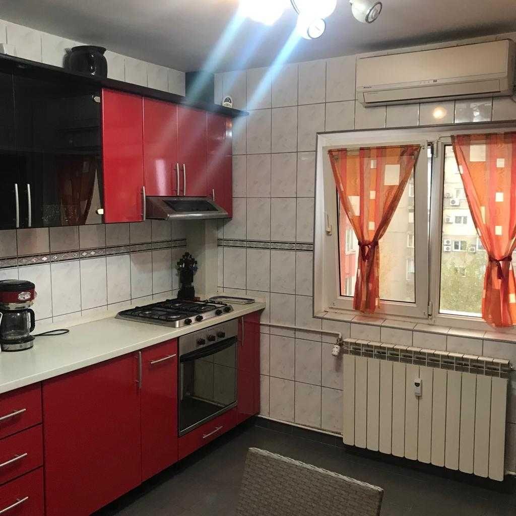 Apartament de 3 camere, confort 1 sporit, avand suprafata utila de 83 mp. Acesta se afla intr-un bloc reabilitat termic.