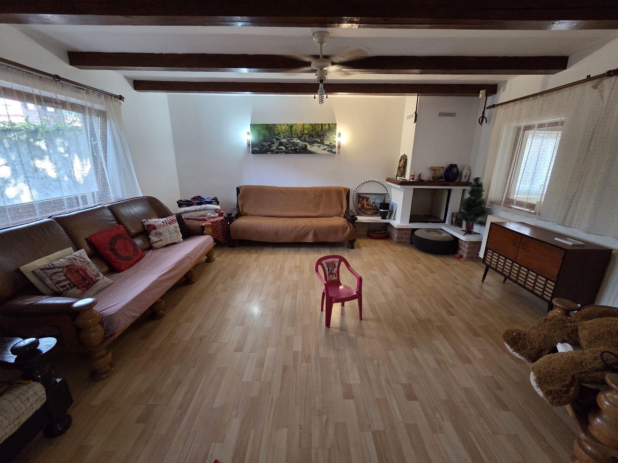 Casă cu grădină în față și spate, living, bucătărie open space, 2 camere și o baie - imagine 1