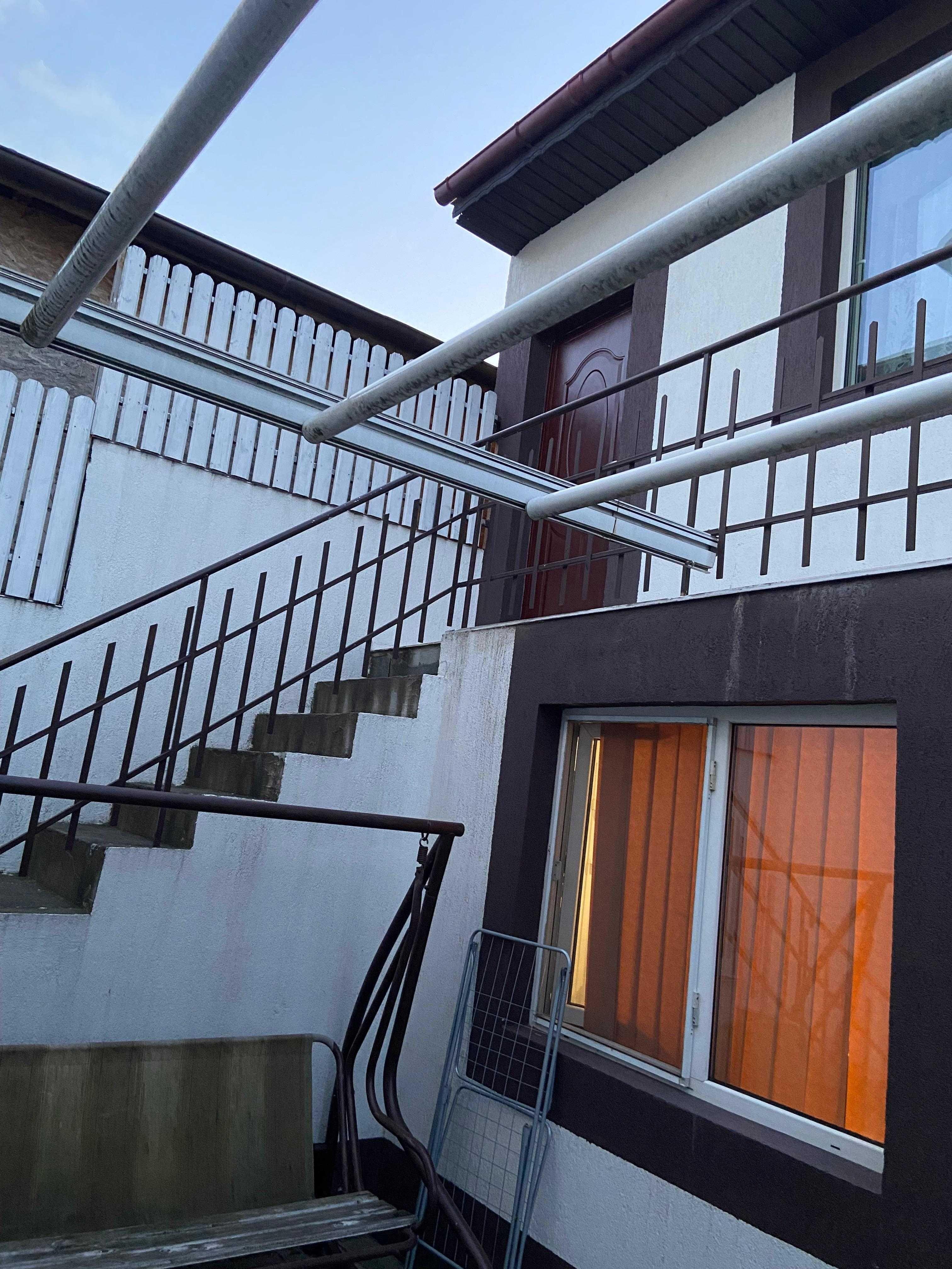 Inchiriez apartament cu doua camere zona Apusului