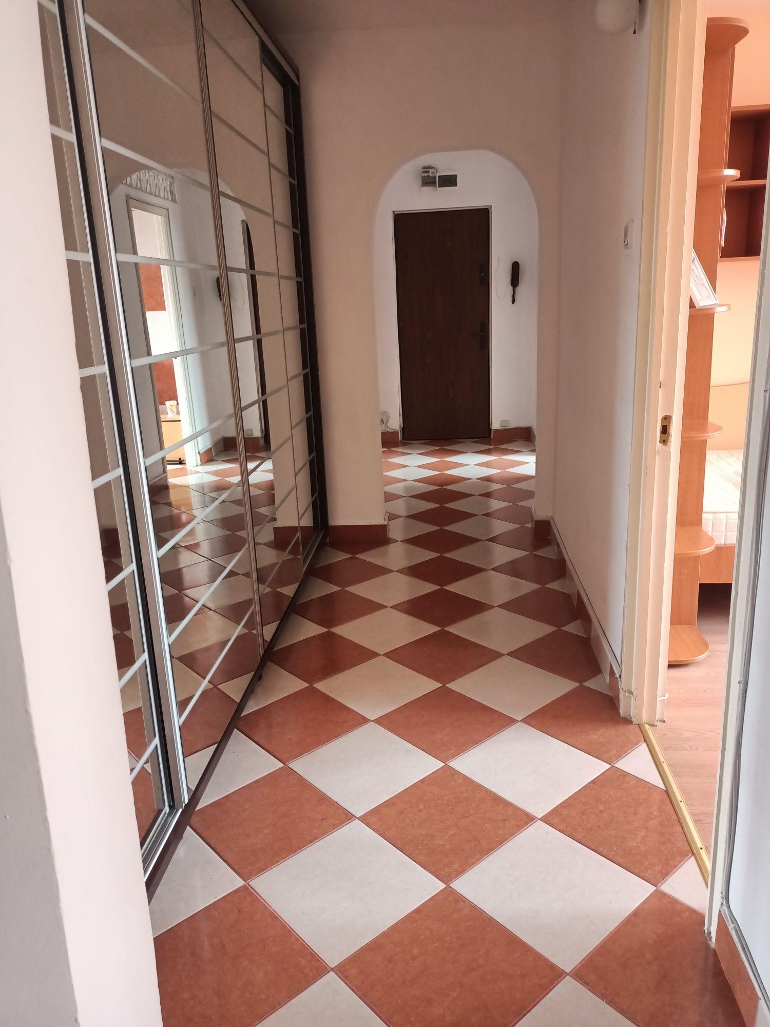 Ofer spre închiriere apartament cu trei camere,  direct proprietar, fără agenție.
